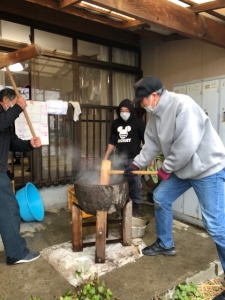 夢ねっこスタッフの力強い餅つき。次の日は腰痛？